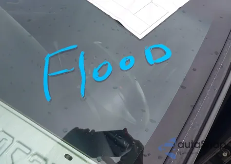 2004 Lincoln Town Car Executive z USA, uszkodzony, nr VIN 1L1FM81W54Y646963